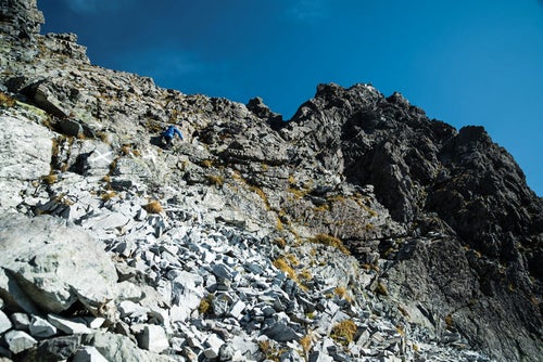 槍ヶ岳山頂へ至る岩場（飛騨山脈）の写真