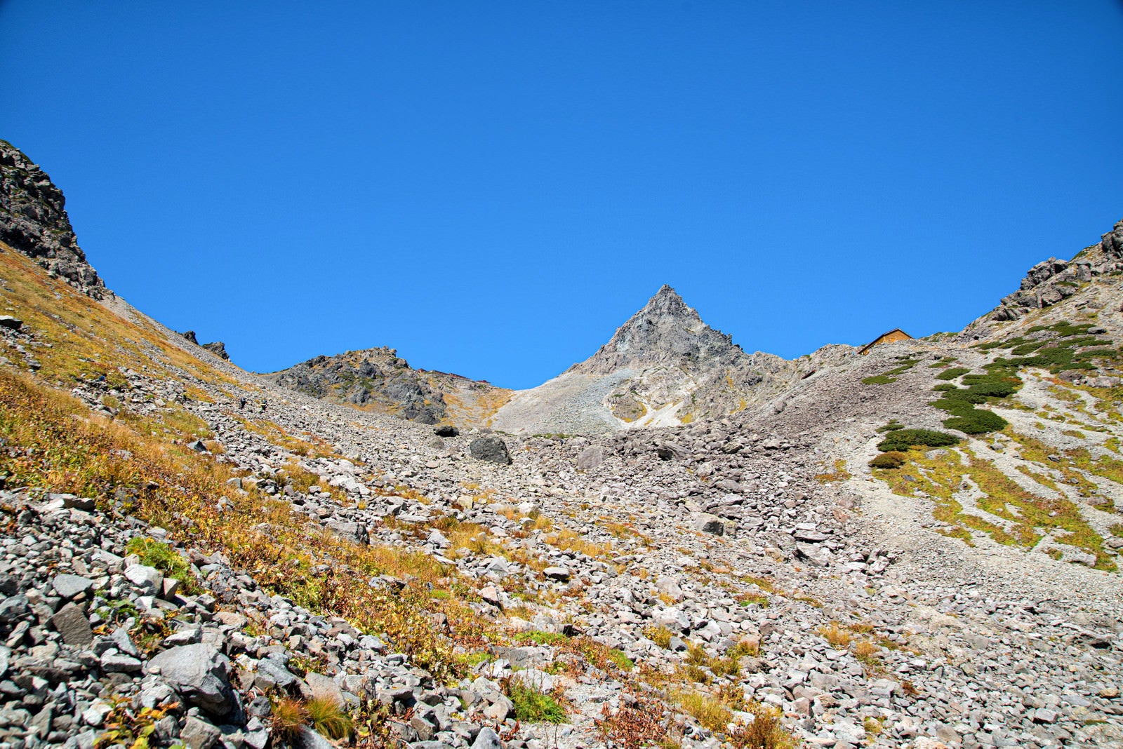 「槍沢から見上げる槍ヶ岳のガレ場（飛騨山脈）」の写真