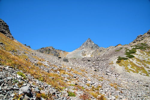 槍沢から見上げる槍ヶ岳のガレ場（飛騨山脈）の写真