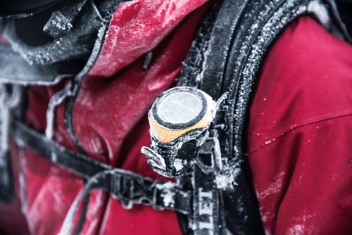 冬登山中に霜が付いた時計 の写真