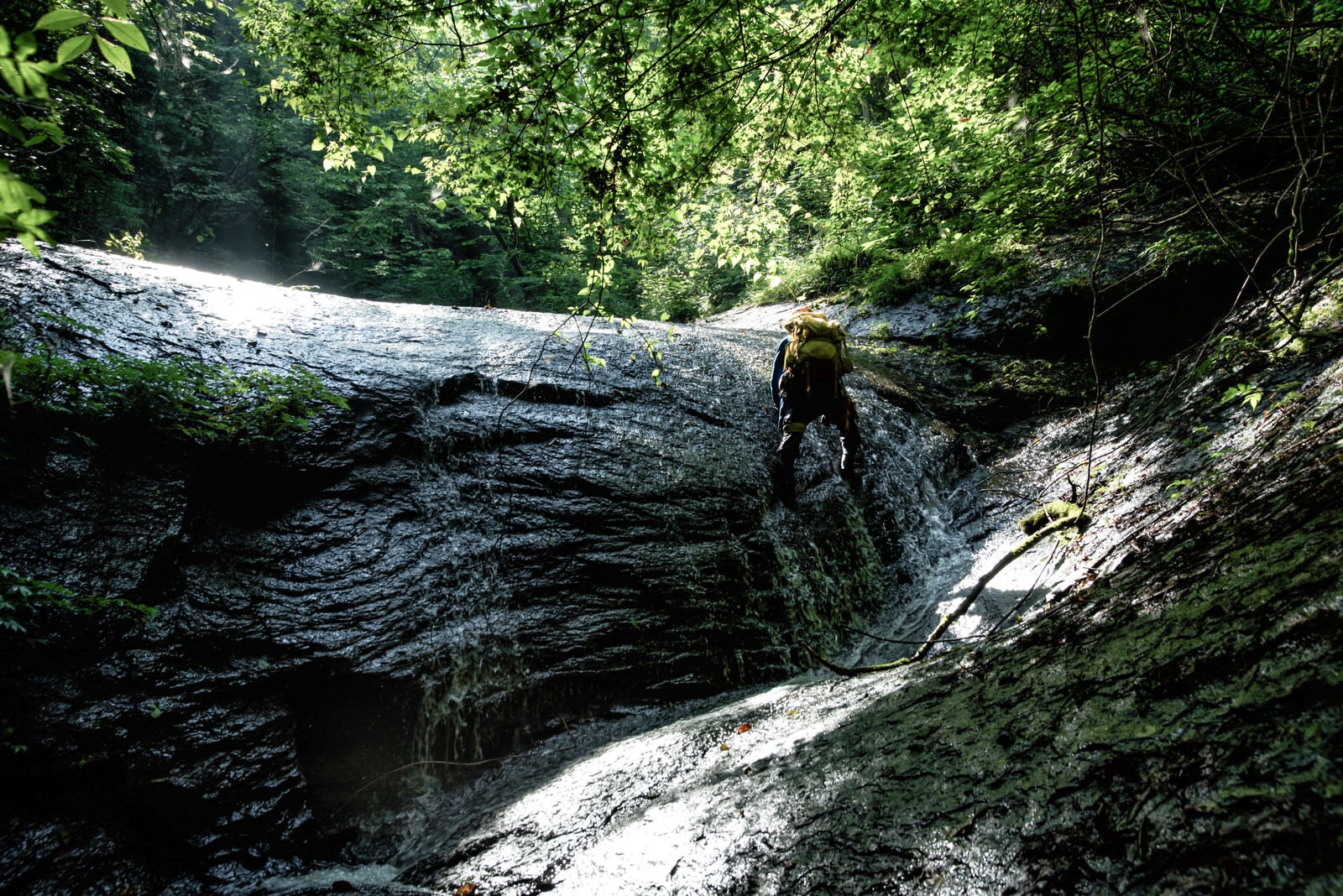 「滑滝に挑むクライマー」の写真