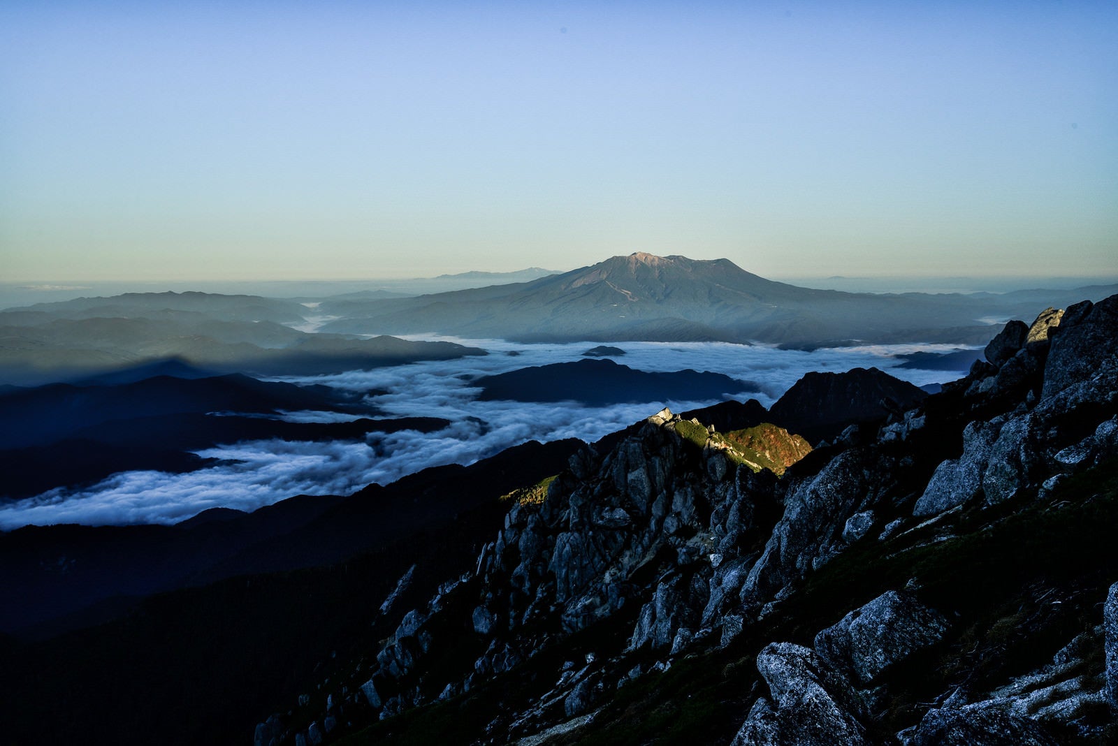 「朝日に照らされた御嶽山」の写真