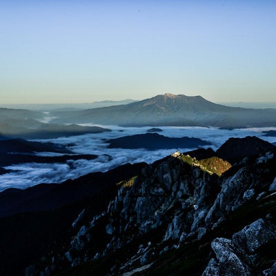 朝日に照らされた御嶽山の写真