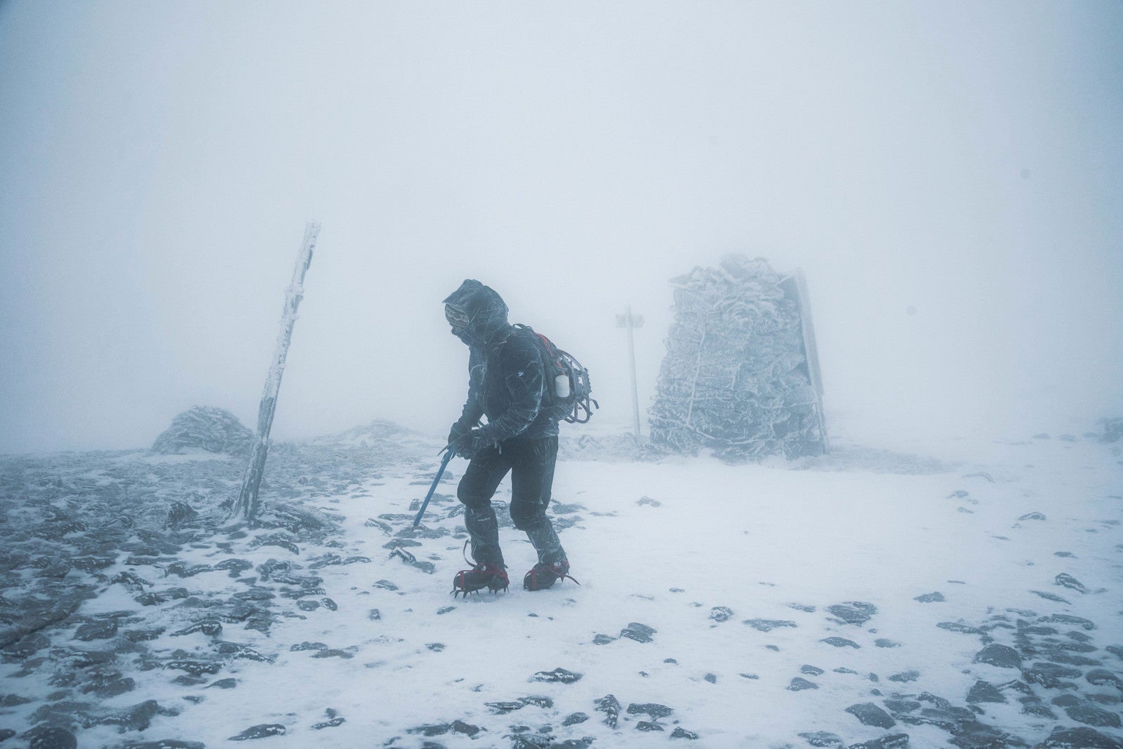 「雪山の暴風に晒される登山者」の写真