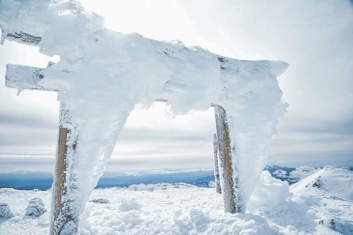 凍り付く鳥居（乗鞍岳剣ヶ峰）の写真