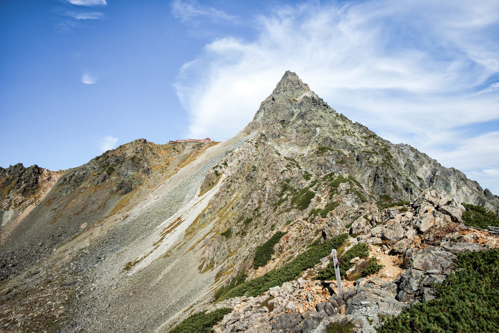 「東鎌尾根から見上げる槍ヶ岳（飛騨山脈南部）」の写真