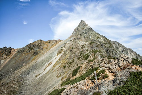 東鎌尾根から見上げる槍ヶ岳（飛騨山脈南部）の写真