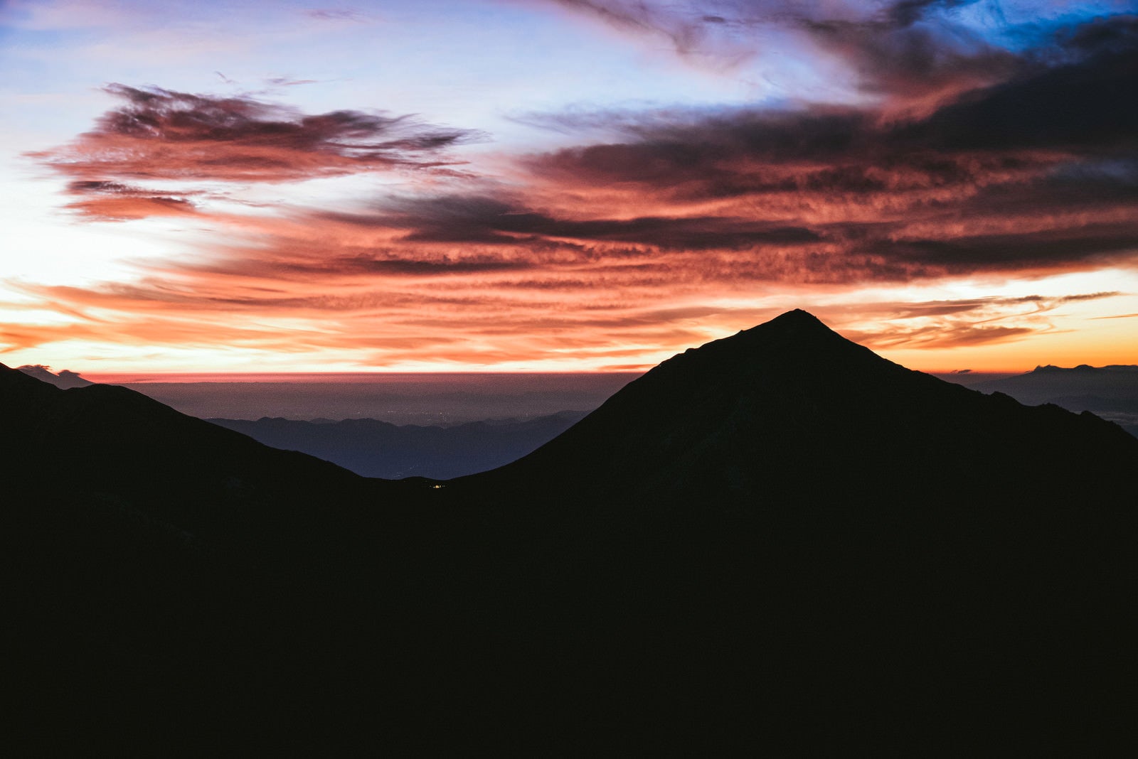 「常念岳のシルエットと朝焼け（飛騨山脈）」の写真