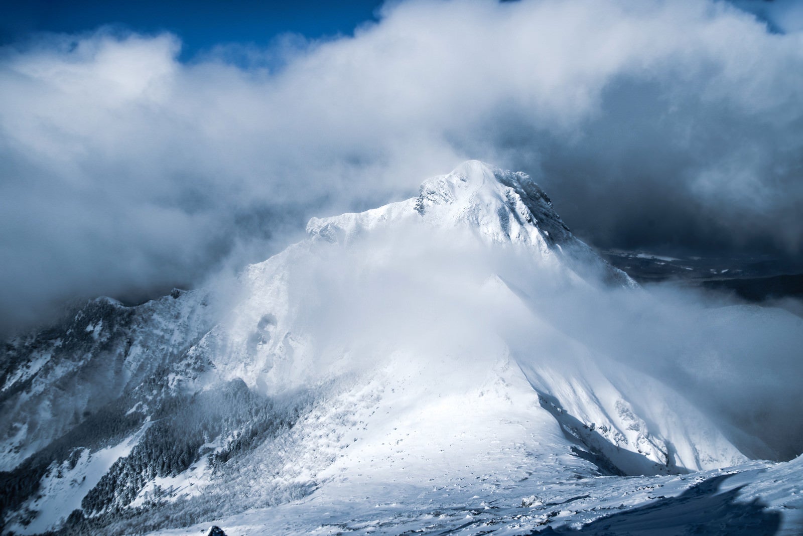 「降雪直後の阿弥陀岳（八ヶ岳南部）」の写真
