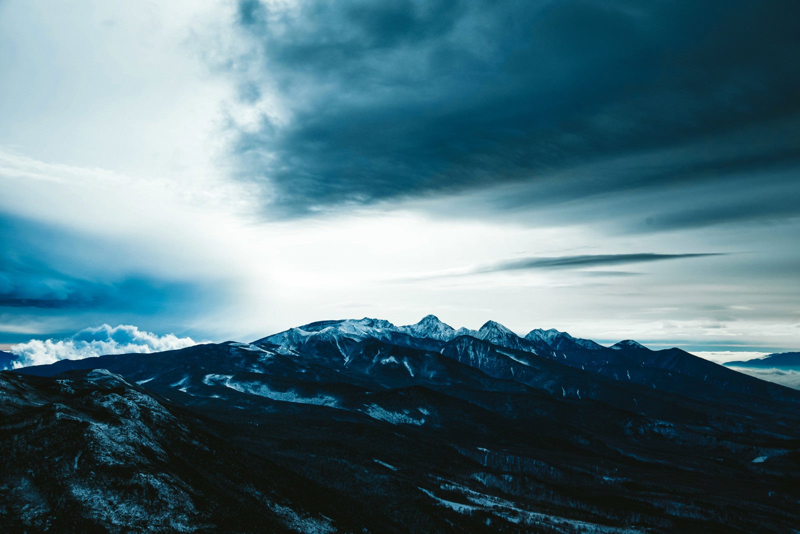 「八ヶ岳上空に忍び寄る雨雲」の写真