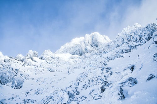 文三郎尾根から見上げた赤岳山頂（八ヶ岳連峰）の写真