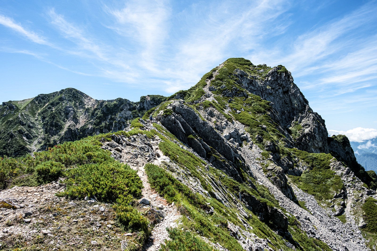 「2峰北峰への比較的緩やかな登山道」の写真