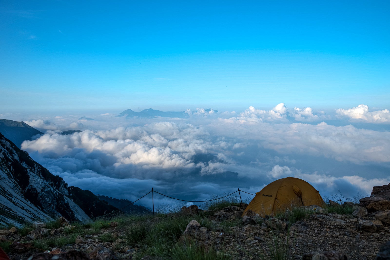 「テントと目の前に広がる雲海の様子」の写真