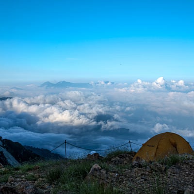 テントと目の前に広がる雲海の様子の写真