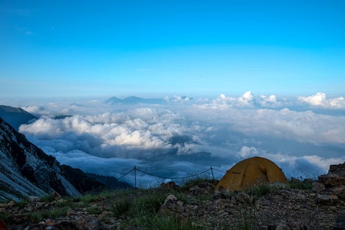 テントと目の前に広がる雲海の様子の写真