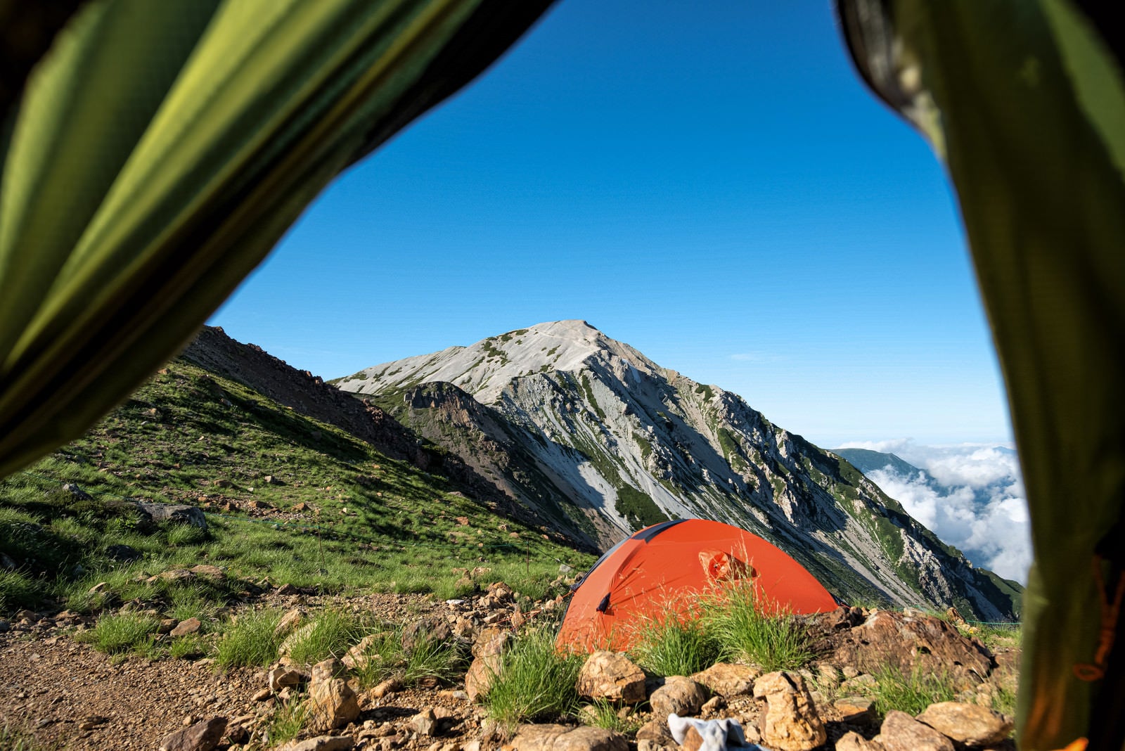 「テントの中から見た白馬鑓ヶ岳」の写真