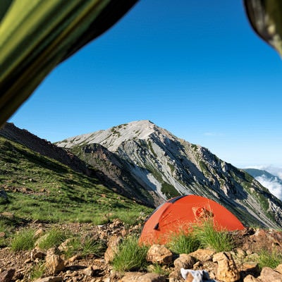 テントの中から見た白馬鑓ヶ岳の写真