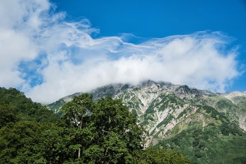 雲に呑まれる白馬岳の写真