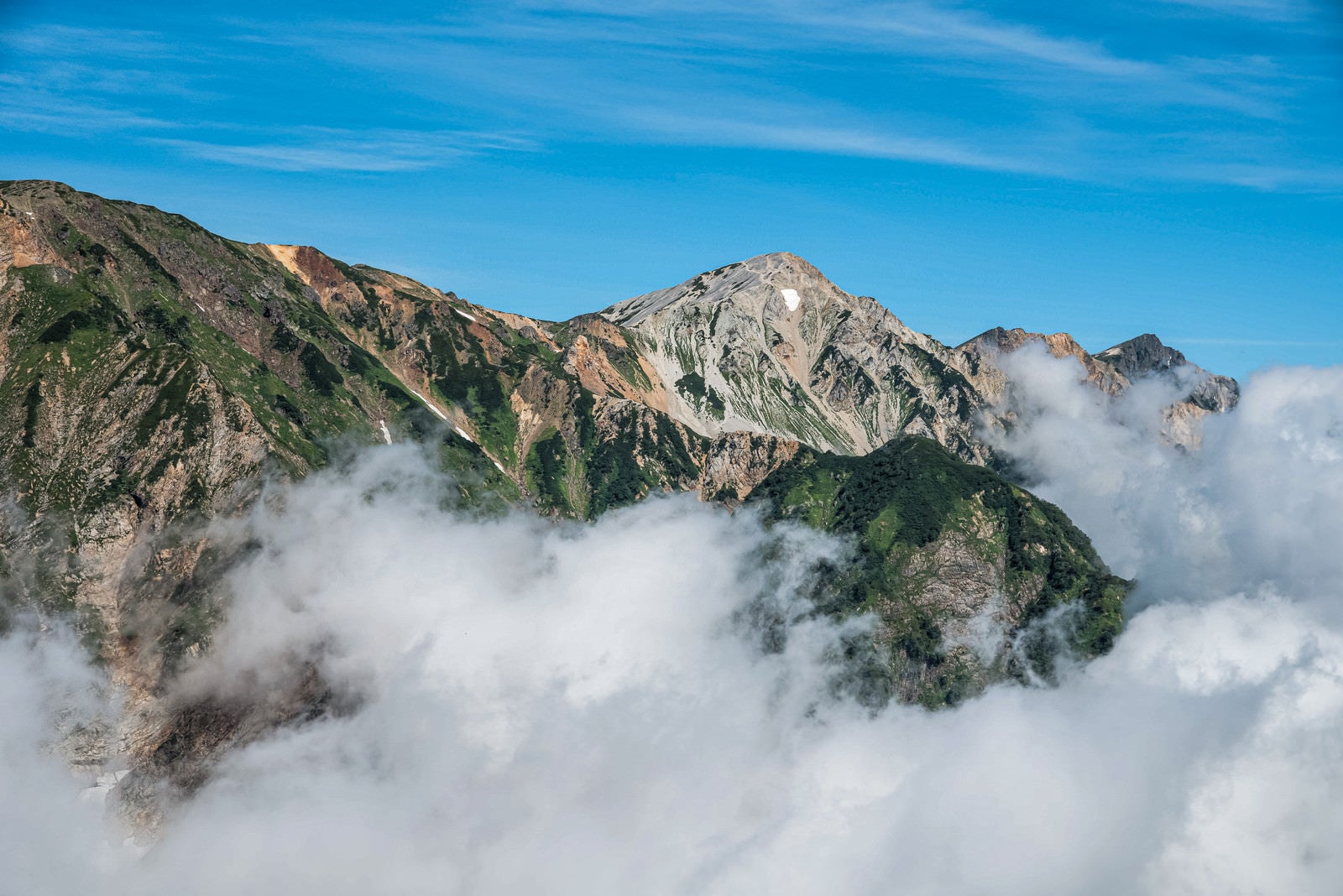 「雲の切れ間から見える白馬鑓ヶ岳」の写真