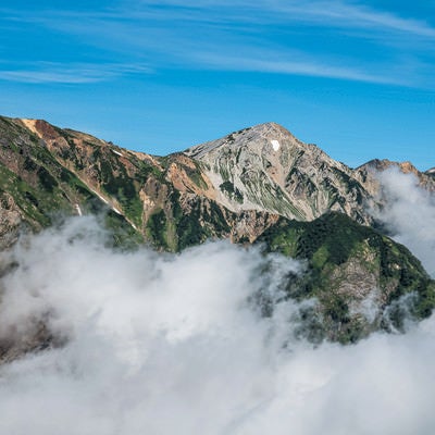 雲の切れ間から見える白馬鑓ヶ岳の写真