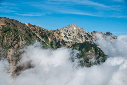 雲の切れ間から見える白馬鑓ヶ岳の写真