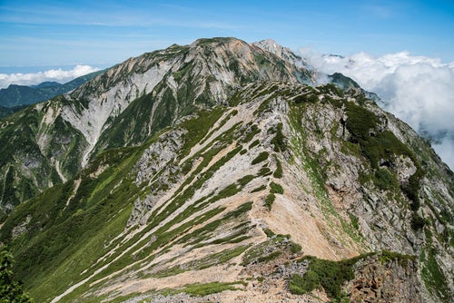 三峰への比較的緩やかな道の写真