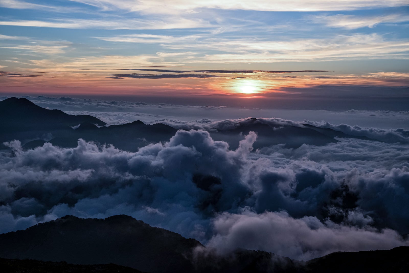 「天狗原から見る日没目前の夕日 」の写真