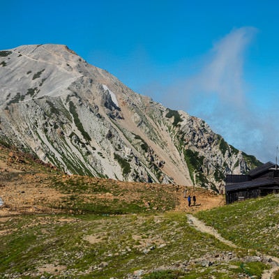 天狗山荘と白馬鑓ヶ岳の様子の写真