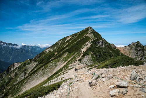 唐松山荘から唐松岳へ至る登山道の写真