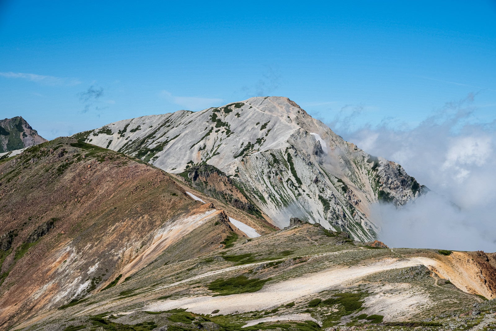 「白馬鑓ヶ岳に続く登山道の様子」の写真