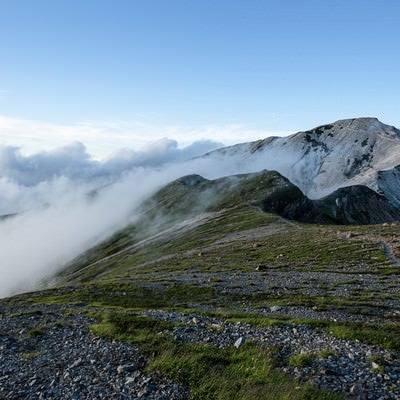 白馬鑓ヶ岳を駆け上がる雲の写真