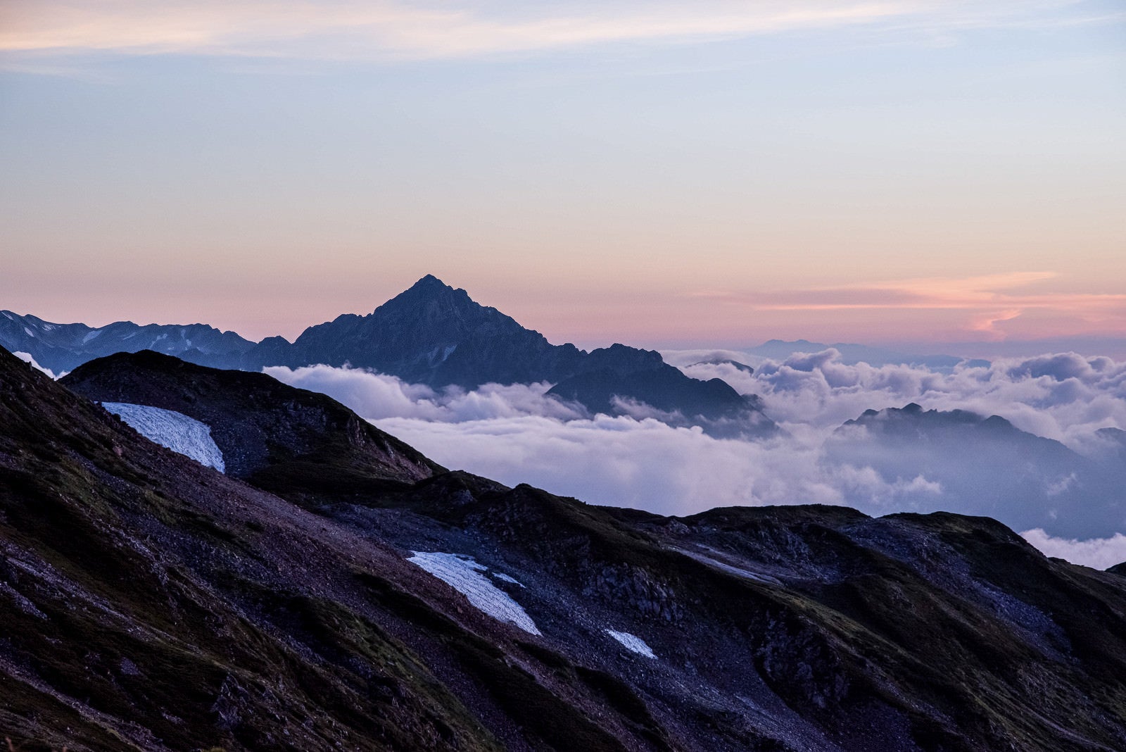 「夕焼け色に染まる剱岳 | フリー素材のぱくたそ」の写真