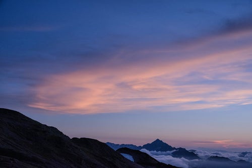 夕焼け空と剱岳の写真