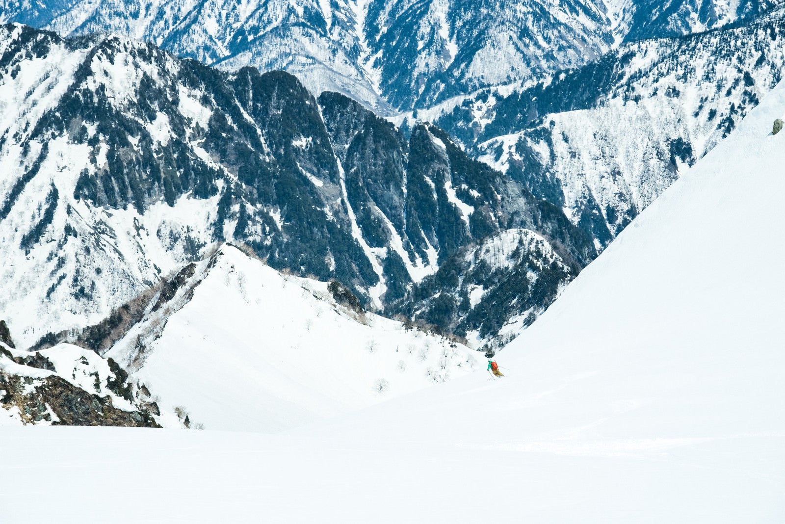 「大雪原を滑るスキーヤー」の写真