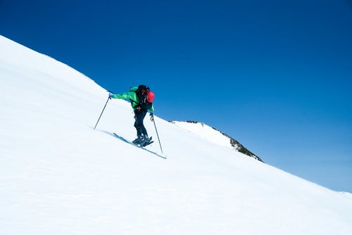 斜面を登る山スキーヤーの写真