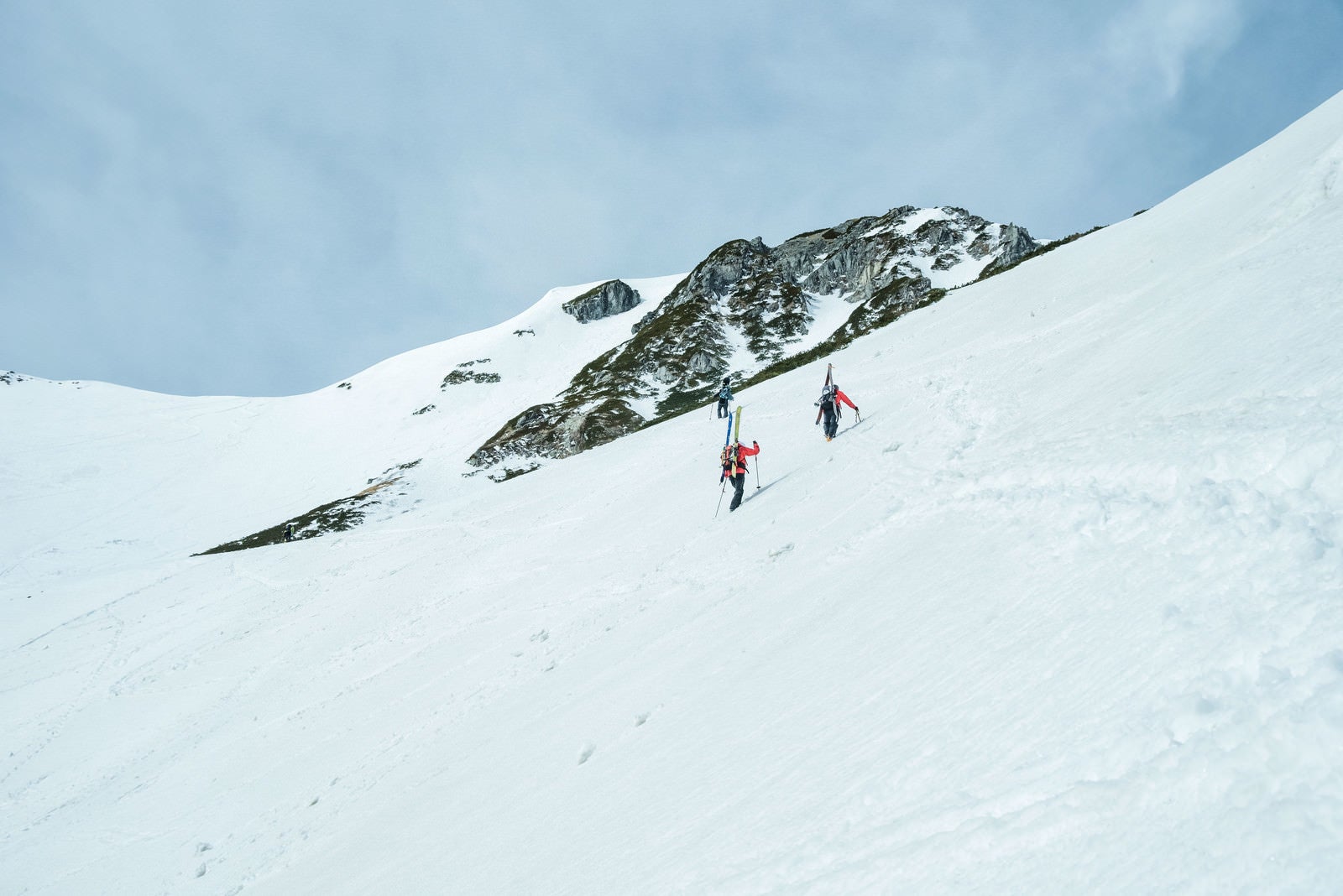 「雪山に挑む登山者達の足跡」の写真