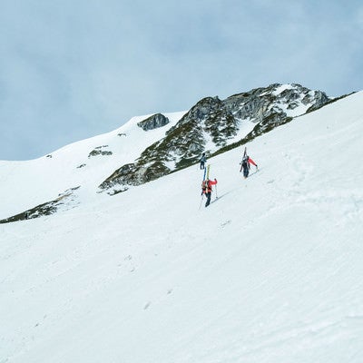 雪山に挑む登山者達の足跡の写真