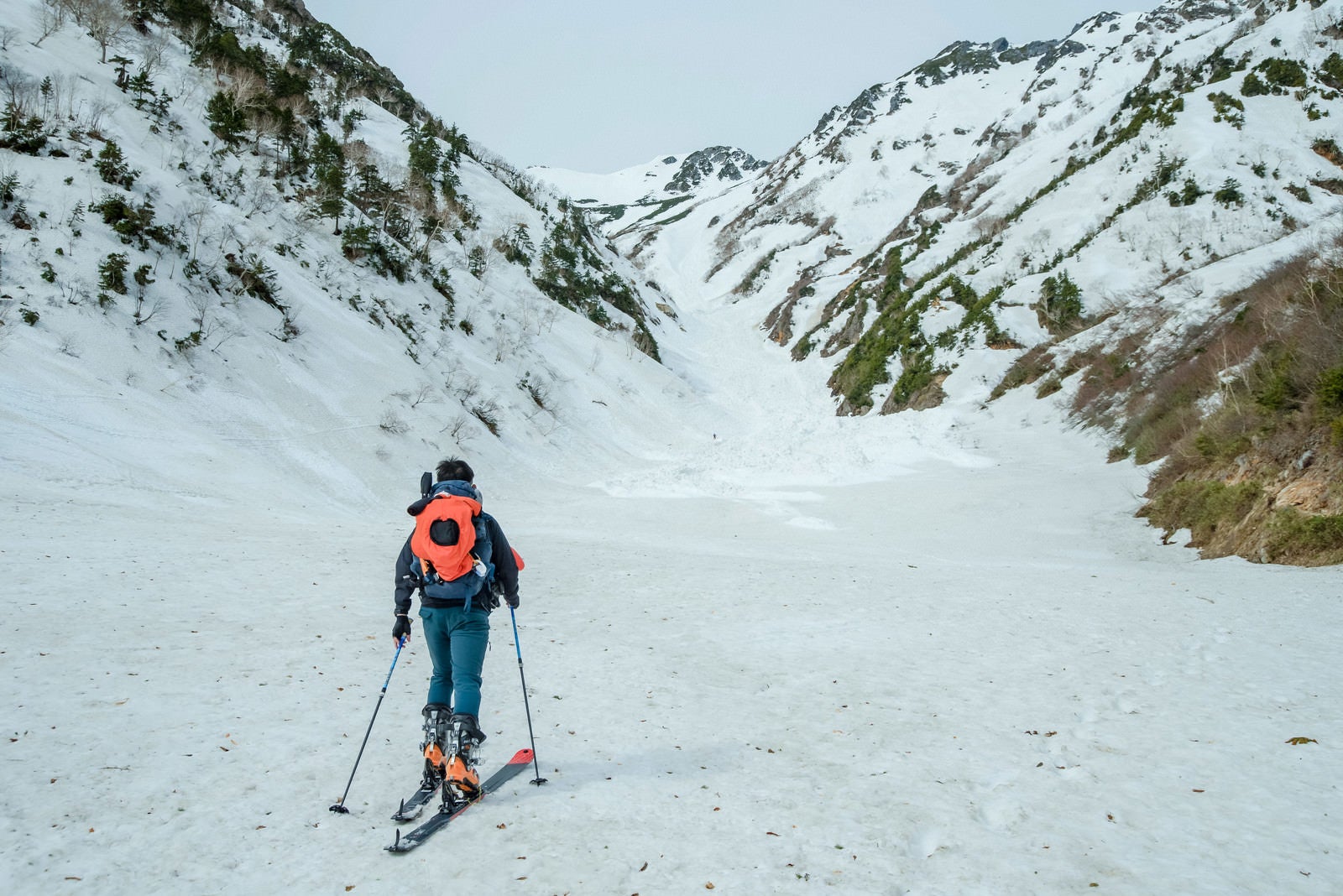 「雪原を進む山スキーヤー」の写真
