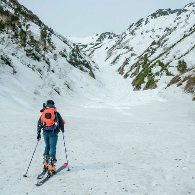 雪原を進む山スキーヤーの写真
