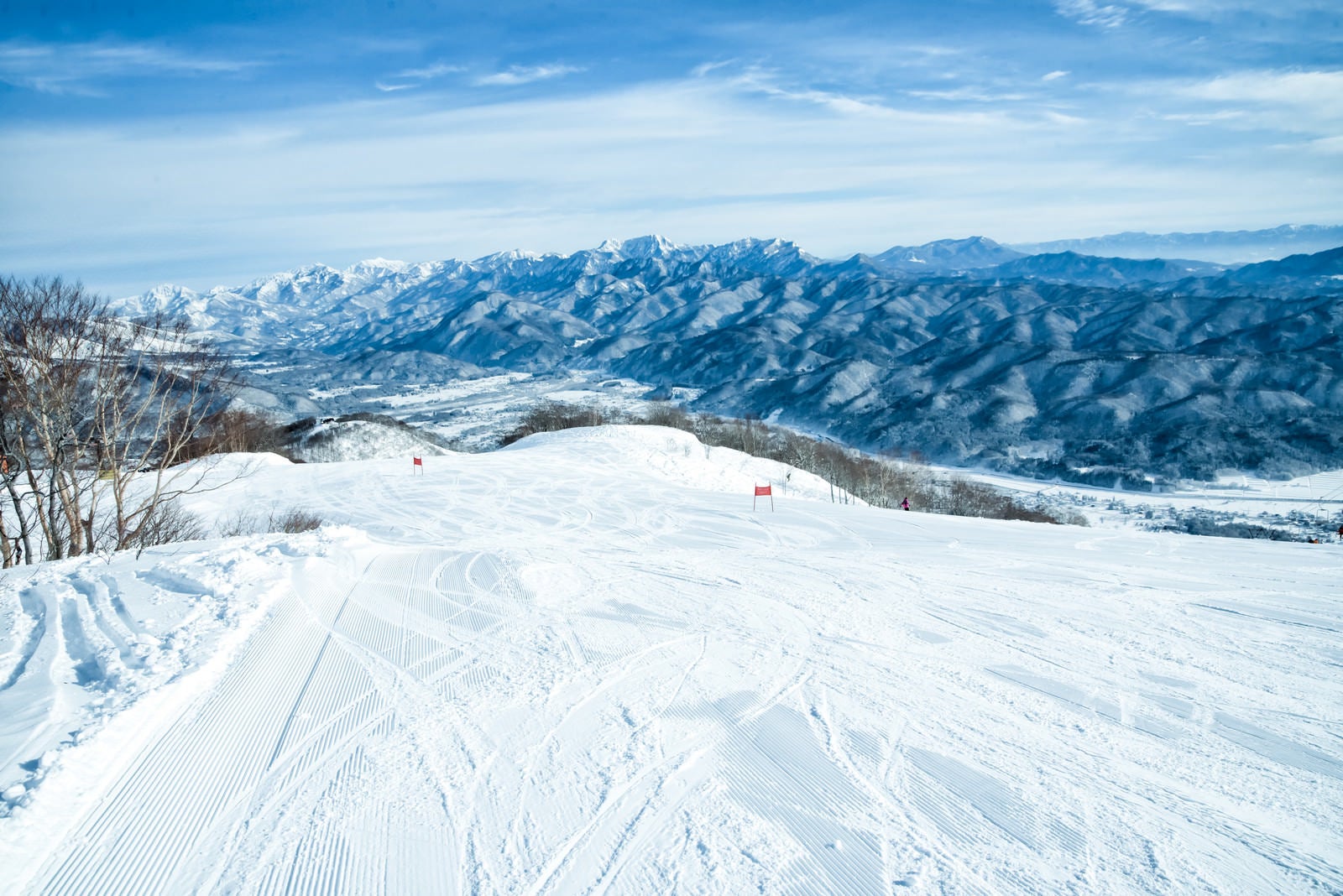 「雪面に残るシュプール（白馬五竜スキー場）」の写真