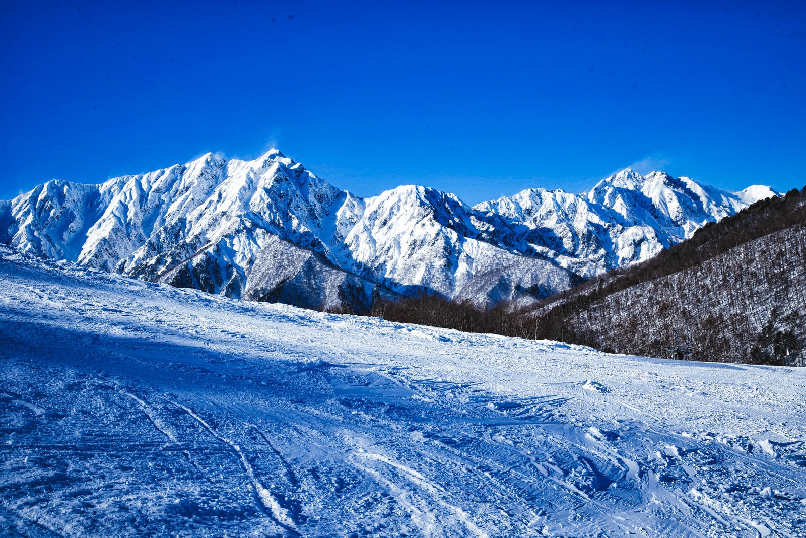 「雪化粧した鹿島槍ヶ岳と爺ヶ岳」の写真