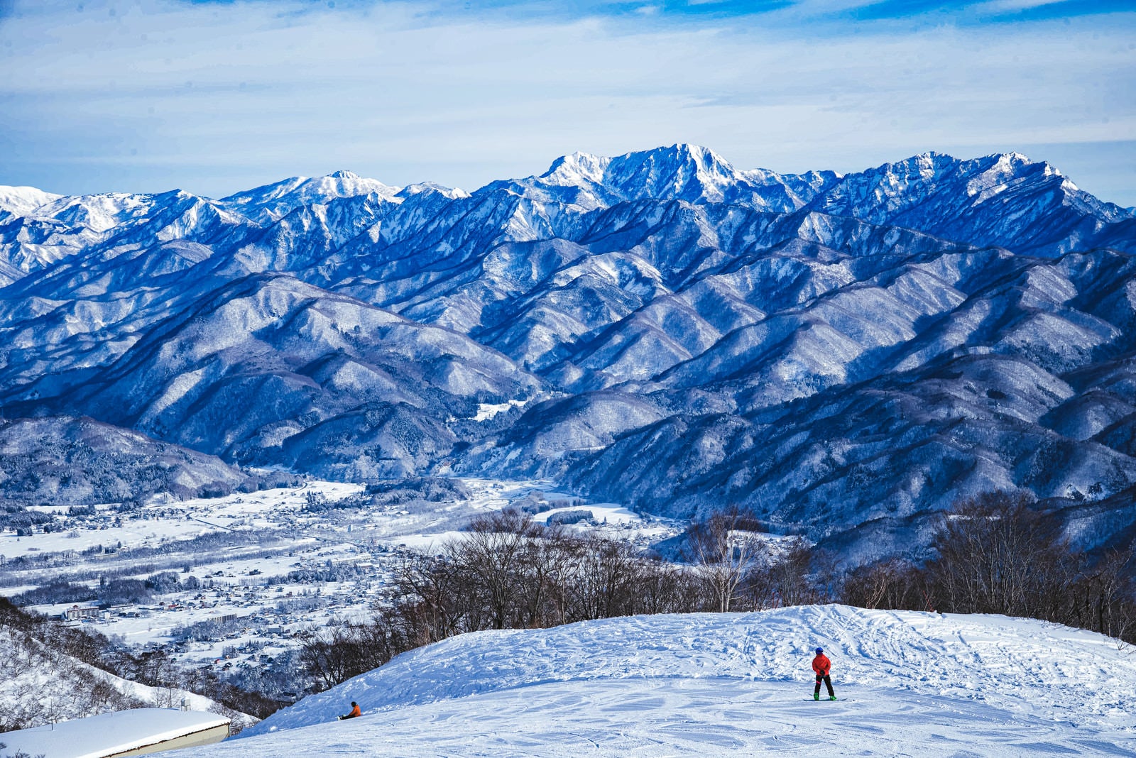 「白馬五竜スキー場から見える雪化粧した山々」の写真