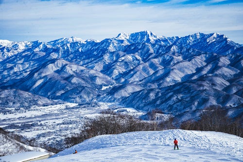 白馬五竜スキー場から見える雪化粧した山々の写真