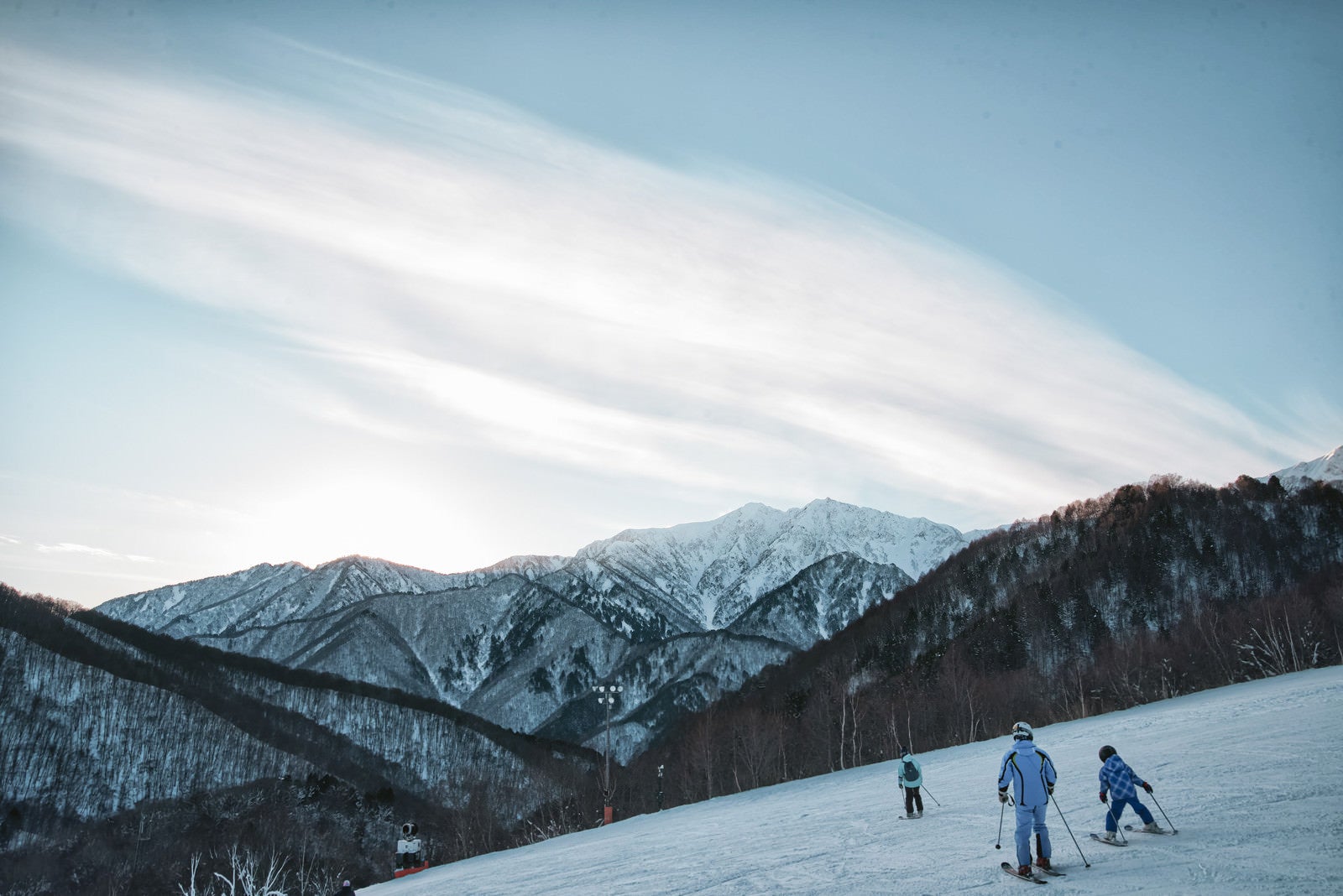 「スキー場の上に現れた層雲とスキーヤー」の写真