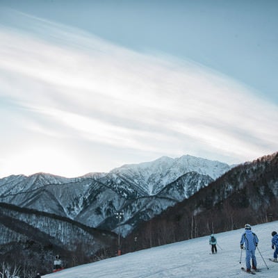 スキー場の上に現れた層雲とスキーヤーの写真