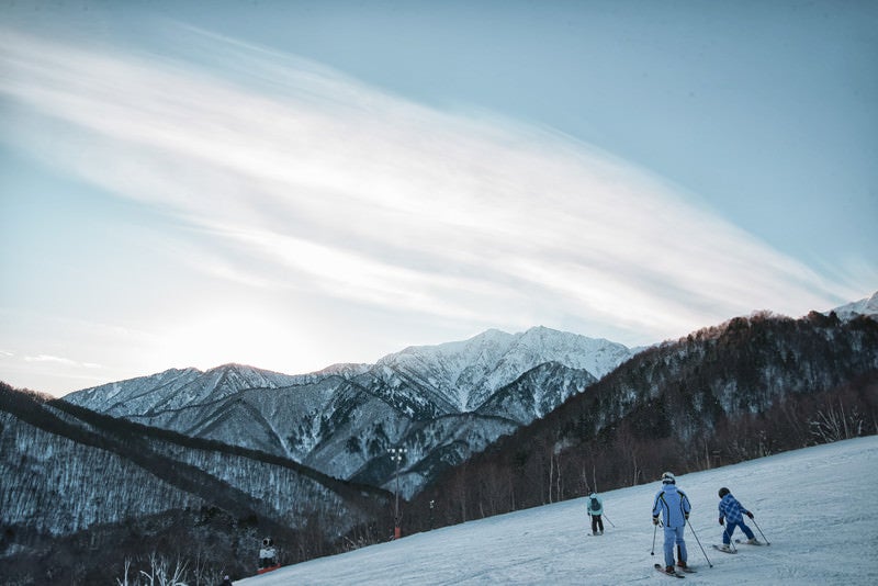 スキー場の上に現れた層雲とスキーヤーの写真