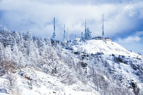 雪化粧した美ヶ原の電波塔の写真
