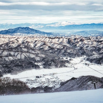 白馬五竜スキー場から見える雪化粧した山々の写真