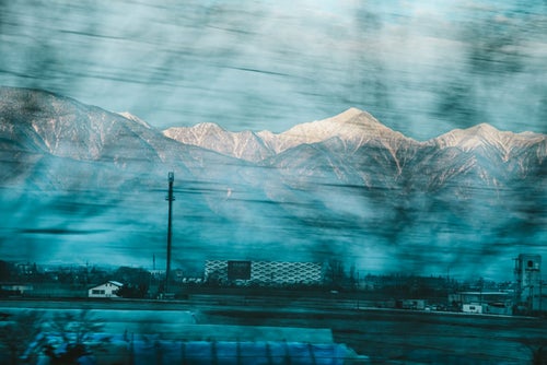 車窓から見える常念岳（北アルプス）の写真