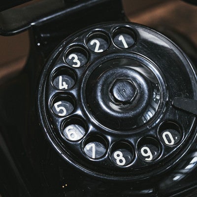黒電話のダイヤルの写真